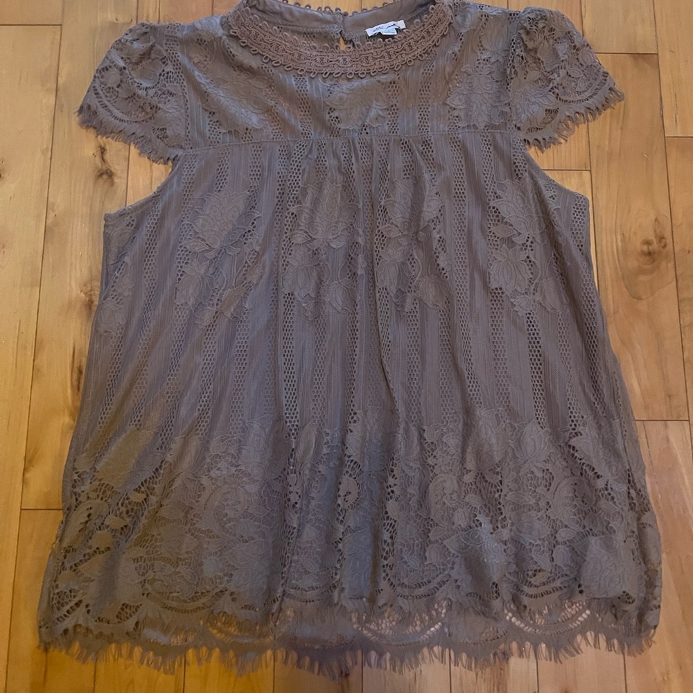 Women’s Lace Short Sleeve Top in Taupe